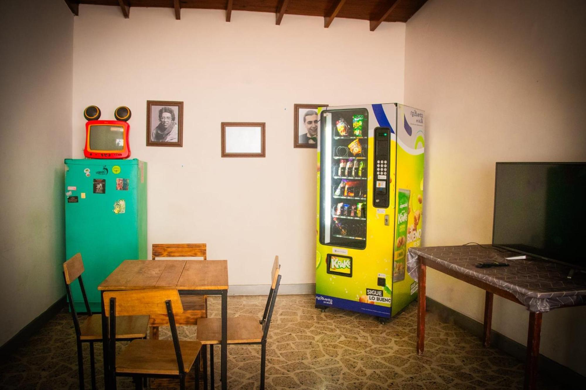 Casa Almarita - Hostal, Bar Y Restaurante Медельин Экстерьер фото