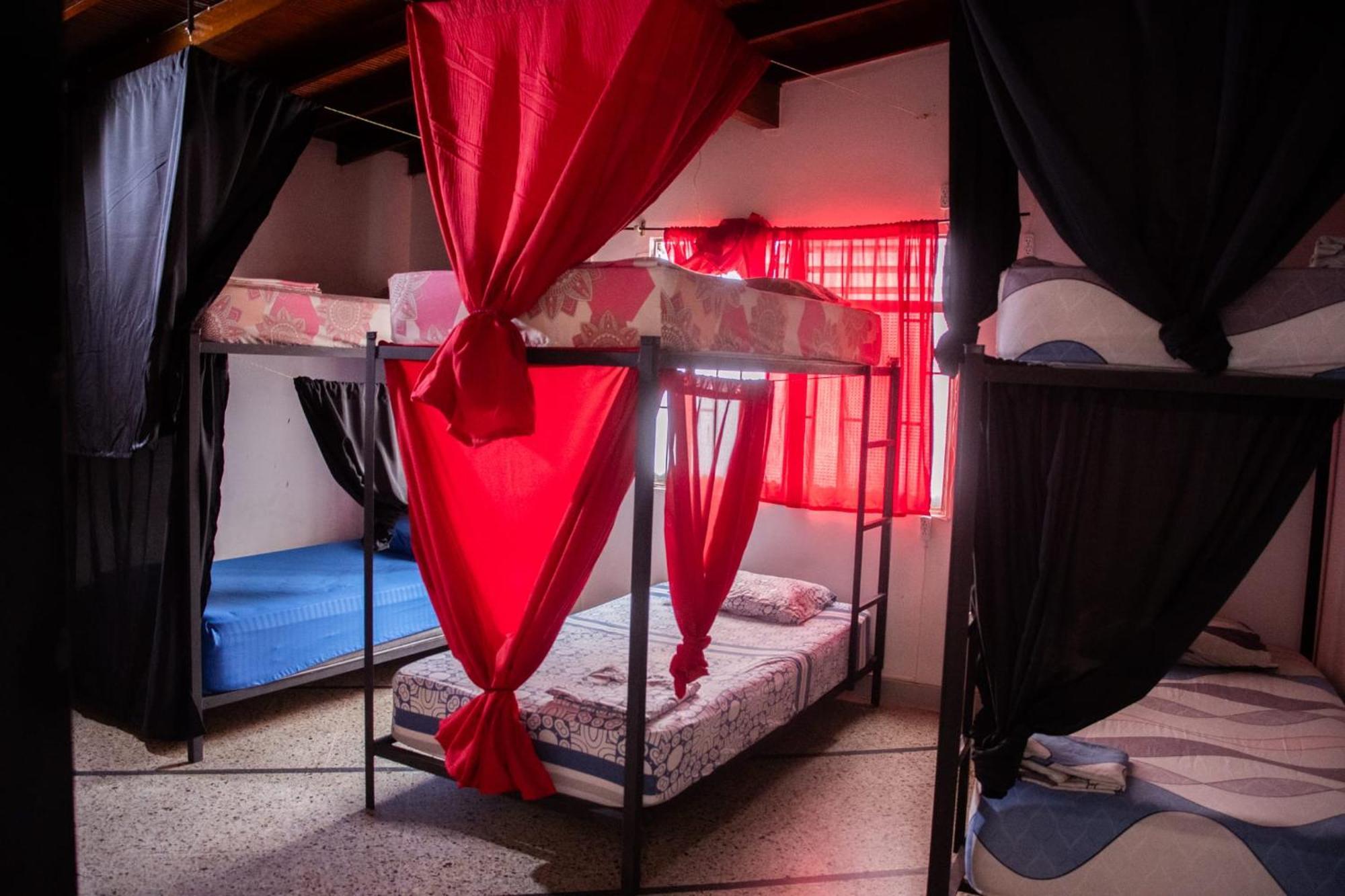 Casa Almarita - Hostal, Bar Y Restaurante Медельин Экстерьер фото