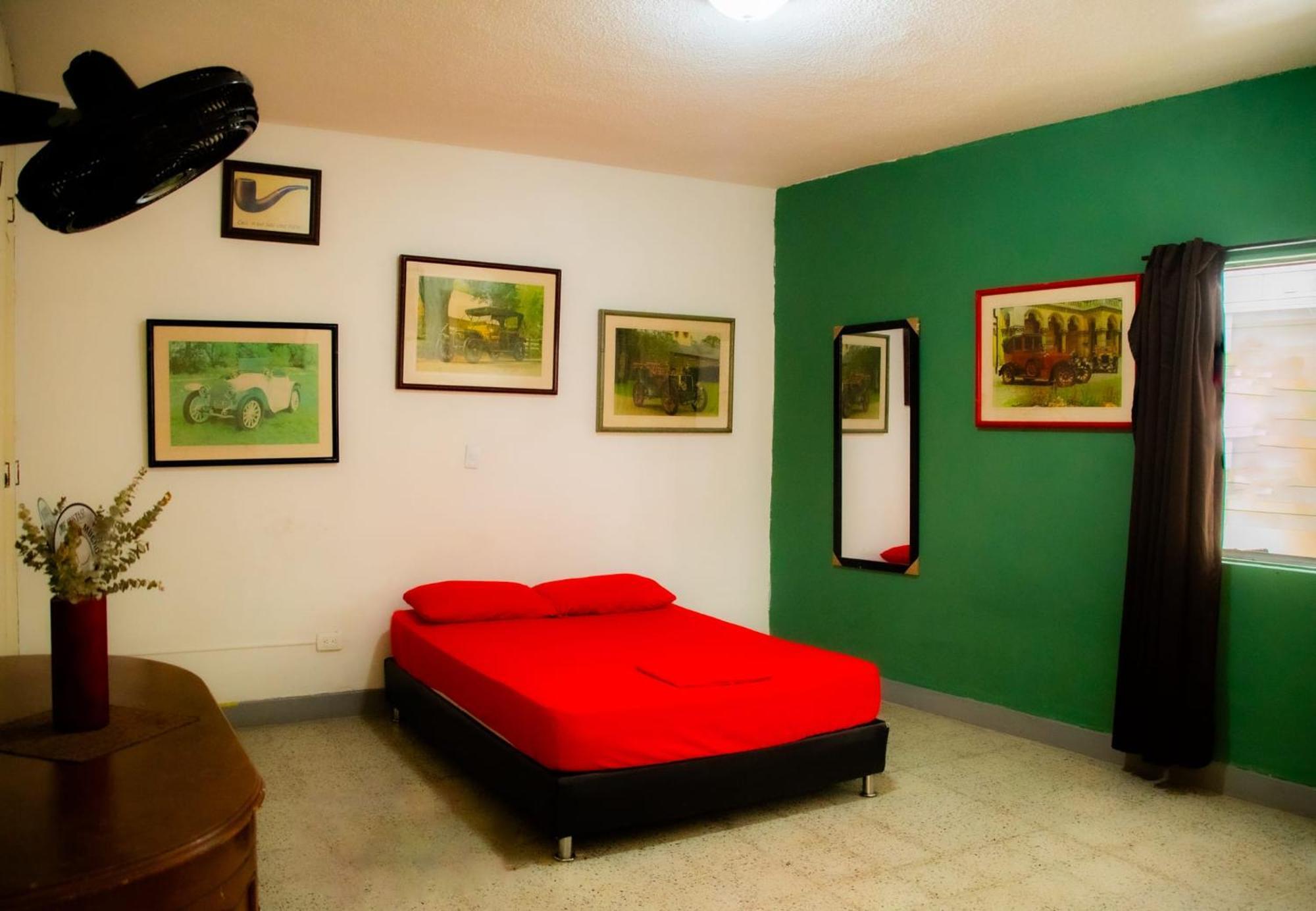 Casa Almarita - Hostal, Bar Y Restaurante Медельин Экстерьер фото
