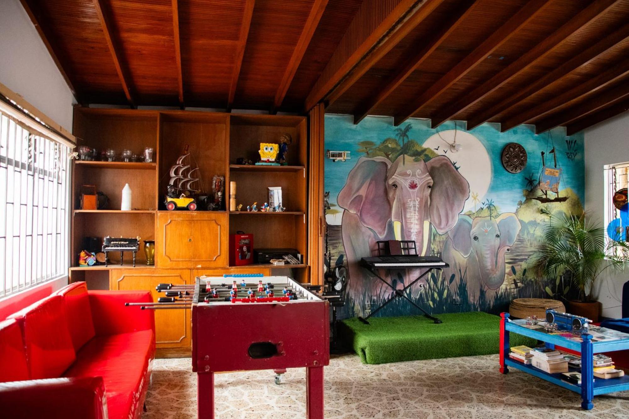 Casa Almarita - Hostal, Bar Y Restaurante Медельин Экстерьер фото