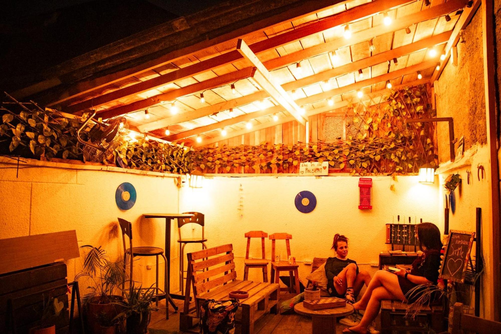 Casa Almarita - Hostal, Bar Y Restaurante Медельин Экстерьер фото